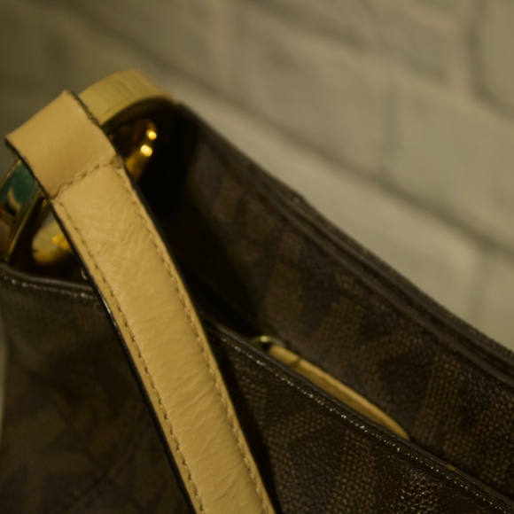 Michael Kors Fulton Messenger - Picture 6 of 16